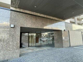 エントランス前には車寄せがあり、雨天時も濡れずに荷下ろし可能