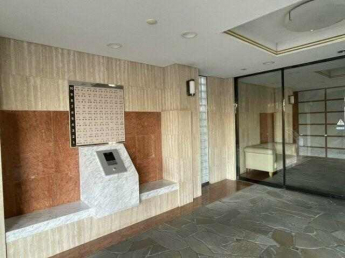 オートロック付きで安心です。大理石調の重厚感のあるエントラン