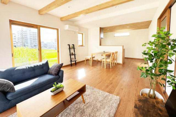 梁見せ天井のリビング