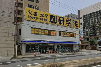 ローソン勝山通り店まで290m