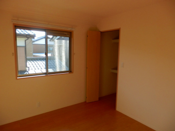 2階の5.5帖の洋室です