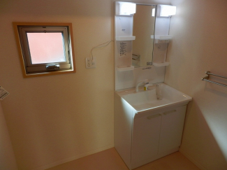 窓のある洗面所です