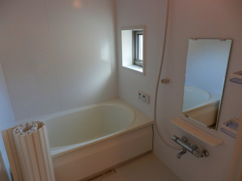 ゆったりとしたお風呂。窓もあるので換気しやすそうですね