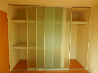 半透明のスライディングドアがおしゃれですね♪