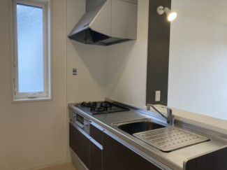 3口ガスコンロ・グリル付きのシステムキッチン！対面カウンターキッチンです♪