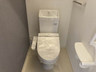 もちろん温水洗浄便座。アクセントクロスがおしゃれ