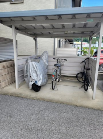 屋根付き駐輪場もあります