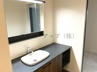 独立洗面台あり、毎朝おしゃれに忙しい女性の方におすすめです