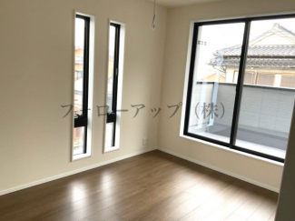 コンパクトで使いやすい洋室です