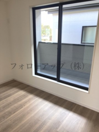 コンパクトで使いやすい洋室です