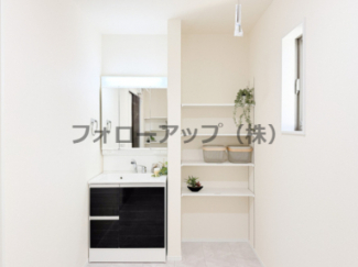 独立洗面台、小物を置くことができて便利です