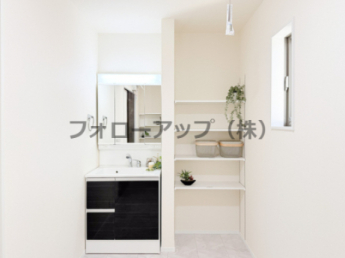 独立洗面台、小物を置くことができて便利です