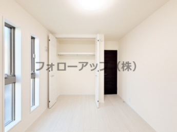 コンパクトで使いやすい洋室です