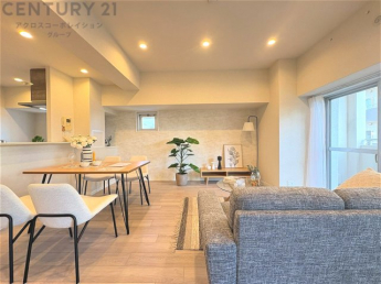 リビングダイニングは家族や友人とのコミュニケーションを楽しむ場所でくつろぎながら食事や会話を楽しめ、多目的に利用できリラックスできる空間です。家庭内の中心として機能し、快適な生活をサポートします。