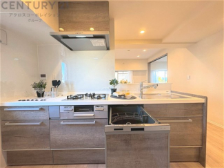 シンプルなデザインと使いやすさを兼ね備えた対面式システムキッチンは、効率的な作業スペースを提供し、家族やゲストとのコミュニケーションを促進します。