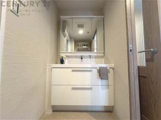 化粧品や洗顔料、歯ブラシなどの必需品をまとめて置ける収納スペースがあり、使用するたびに取り出す手間が省けます。また、水回りのため、濡れても大丈夫な素材が使用されており、お手入れが簡単です。