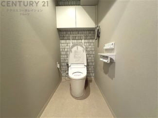 温水洗浄便座付トイレは温水洗浄機能により、暖かい水でおしりを洗浄することができ、冷たい水を使う従来の便座に比べ、温水洗浄機能で暖かいトイレを提供し、快適な使用を可能にします。