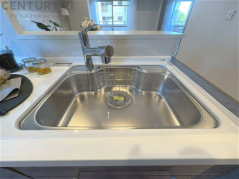 大きなシンクでお鍋などの大きな調理器具を洗う際にも便利です。