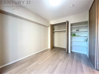 明るい色合いのフローリングとクロスを使用した洋室は家具やインテリアとも調和しやすく空間が広く感じられ開放感を生み出します。自然光を効果的に反射し、室内を明るく保つため、日中の照明使用を抑えられます。