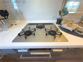 多数の調理器具を同時に使用でき、料理の効率化が可能。省エネで節約になり、様々な料理スタイルに適応できます。また、火力調整が独立しており、手入れや掃除もしやすく、今よりもっとお料理が楽しくなるかも。