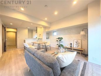 キッチン前のダイニングスペース　カウンターキッチンから料理の受け渡し等に便利です。ダイニングセットを置いても十分な広さを確保。