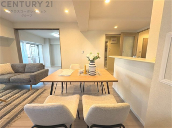 キッチン前のダイニングスペース　カウンターキッチンから料理の受け渡し等に便利です。ダイニングセットを置いても十分な広さを確保。