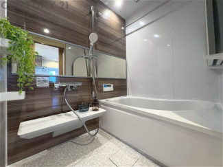 ユニットバスは省スペースでありながら、シンプルな設計と使いやすさを備え、簡便なメンテナンスが可能です。またミラー・小物置き場もあり便利です。