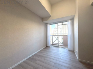 リラックスできるプライベート空間で、快適な睡眠をサポート。個人の好みに合わせたインテリアや寝具で心地良さを追求。プライベートな時間を過ごし、リフレッシュする場所におすすめです。