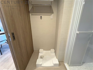 洗濯物の仕分け作業がしやすく、整理整頓が容易になります。洗濯音や湿気を他の部屋に持ち込まず、生活環境を快適に保ちます。上部を活用すれば収納スペースを確保でき洗剤や洗濯用品の整理もしやすくなります。