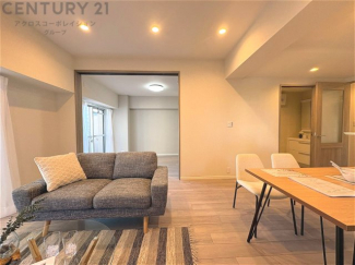 リビングダイニングは家族や友人とのコミュニケーションを楽しむ場所でくつろぎながら食事や会話を楽しめ、多目的に利用できリラックスできる空間です。家庭内の中心として機能し、快適な生活をサポートします。