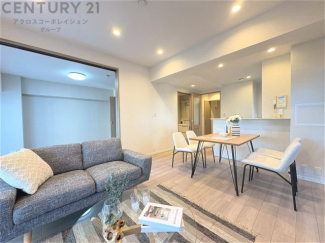 キッチン前のダイニングスペース　カウンターキッチンから料理の受け渡し等に便利です。ダイニングセットを置いても十分な広さを確保。