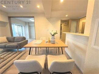 キッチン前のダイニングスペース　カウンターキッチンから料理の受け渡し等に便利です。ダイニングセットを置いても十分な広さを確保。