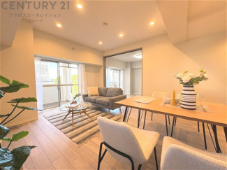 キッチン前のダイニングスペース　カウンターキッチンから料理の受け渡し等に便利です。ダイニングセットを置いても十分な広さを確保。