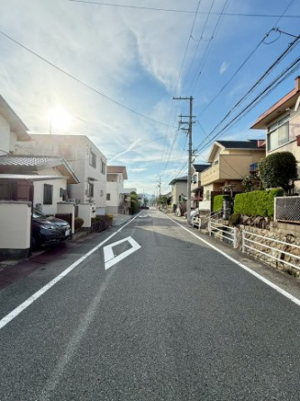 物件南側の道路の西側の写真です♪
