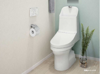 【施工例／完成イメージ図】
従来の陶器ではできなかった頑固な水アカも汚れもどちらも落とせるお掃除ラクラクな衛生陶器アクアセラミックを採用。便器にフチがないのでサッとひと拭きで清潔。