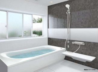 【施工例／完成イメージ図】
お掃除ラクラクほっカラリ床は床の内側にクッション層を持っています。そのクッション層が畳のようなやわらかさを実現。同時に断熱材の役割も果たし、冬場の一歩目もヒヤっとしません。