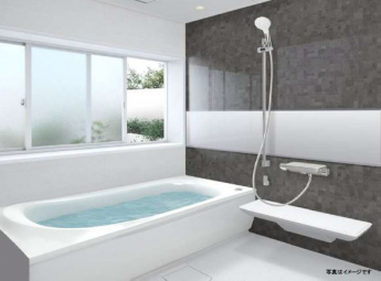 【施工例／完成イメージ図】
お掃除ラクラクほっカラリ床は床の内側にクッション層を持っています。そのクッション層が畳のようなやわらかさを実現。同時に断熱材の役割も果たし、冬場の一歩目もヒヤっとしません。