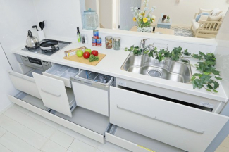 【施工例／完成イメージ図】
清潔感があり、お手入れが簡単な人造大理石TOPのキッチン。食器洗浄乾燥機、ビルトイン浄水器、シンク下まで無駄なく使える大型キャビネットを採用。