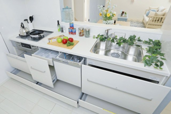 【施工例／完成イメージ図】
清潔感があり、お手入れが簡単な人造大理石TOPのキッチン。食器洗浄乾燥機、ビルトイン浄水器、シンク下まで無駄なく使える大型キャビネットを採用。