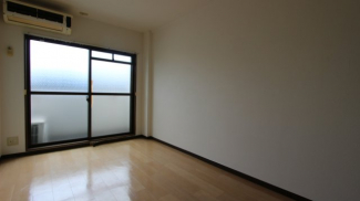 広くて明るい寝室