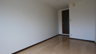 落ち着いた色調の寝室です