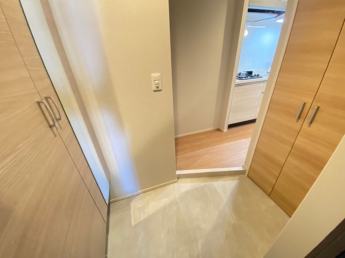 収納もある玄関です