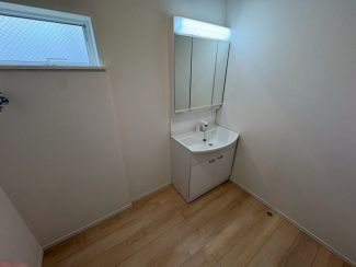 独立洗面台あり、毎朝おしゃれに忙しい女性の方におすすめです