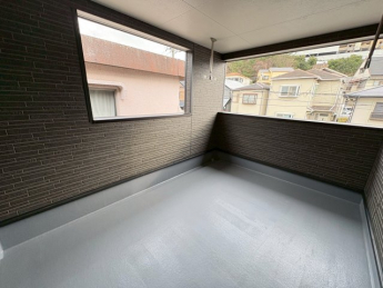 暖かな日差しのふりそそぐバルコニー