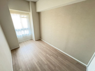 落ち着いた色調の洋室です