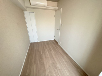 落ち着いた色調の洋室です