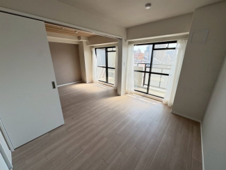 落ち着いた色調の洋室です