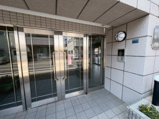 落ち着いたエントランスです