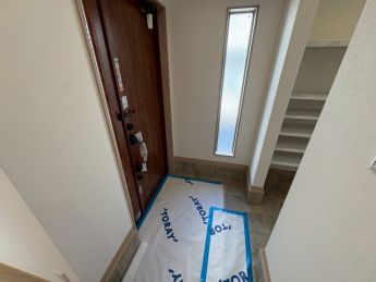 収納もある玄関です