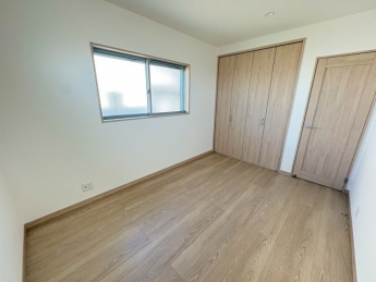 コンパクトで使いやすい洋室です